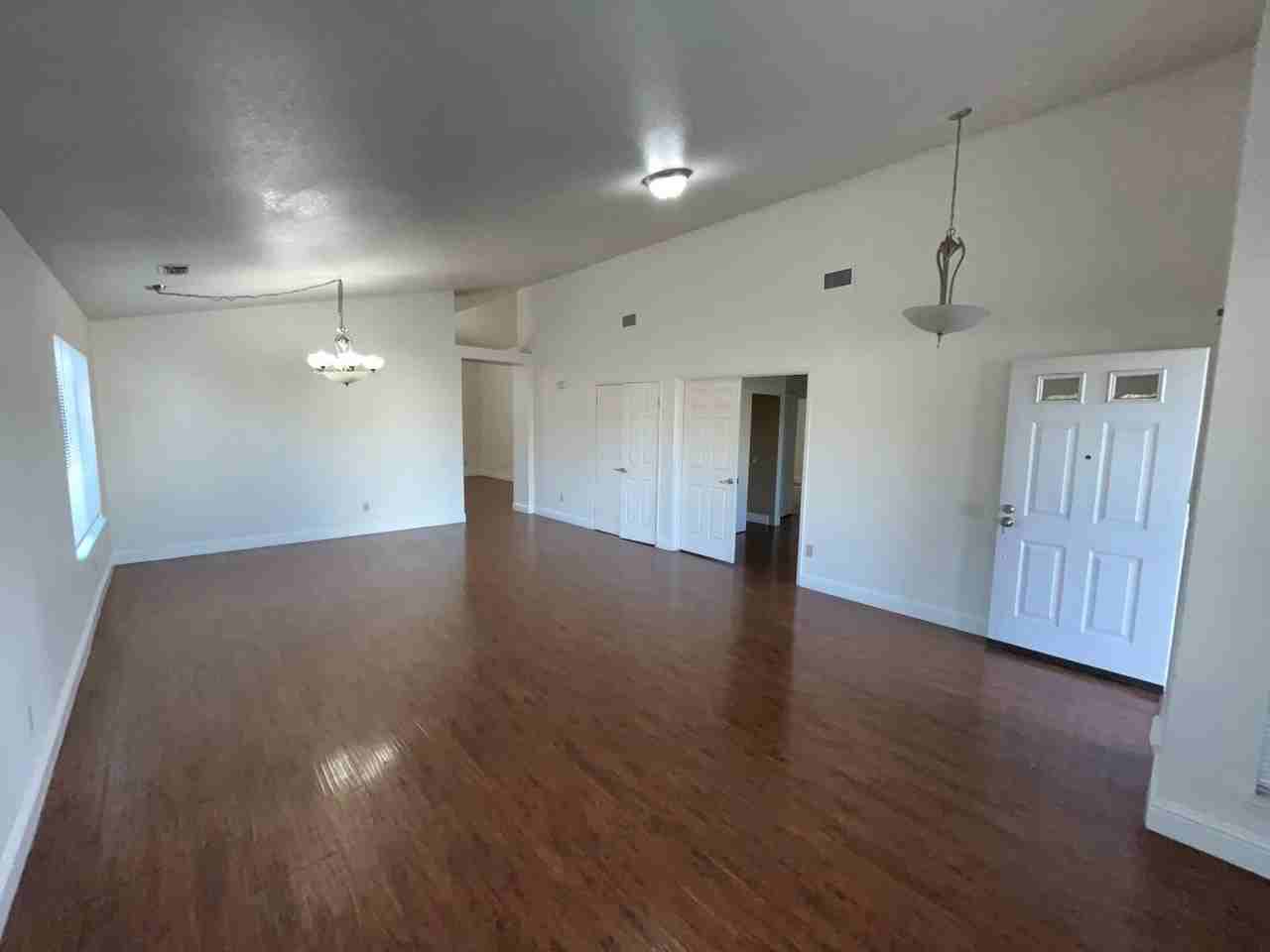 8484 Hollow Oaks Ct - Photo 2 of 15