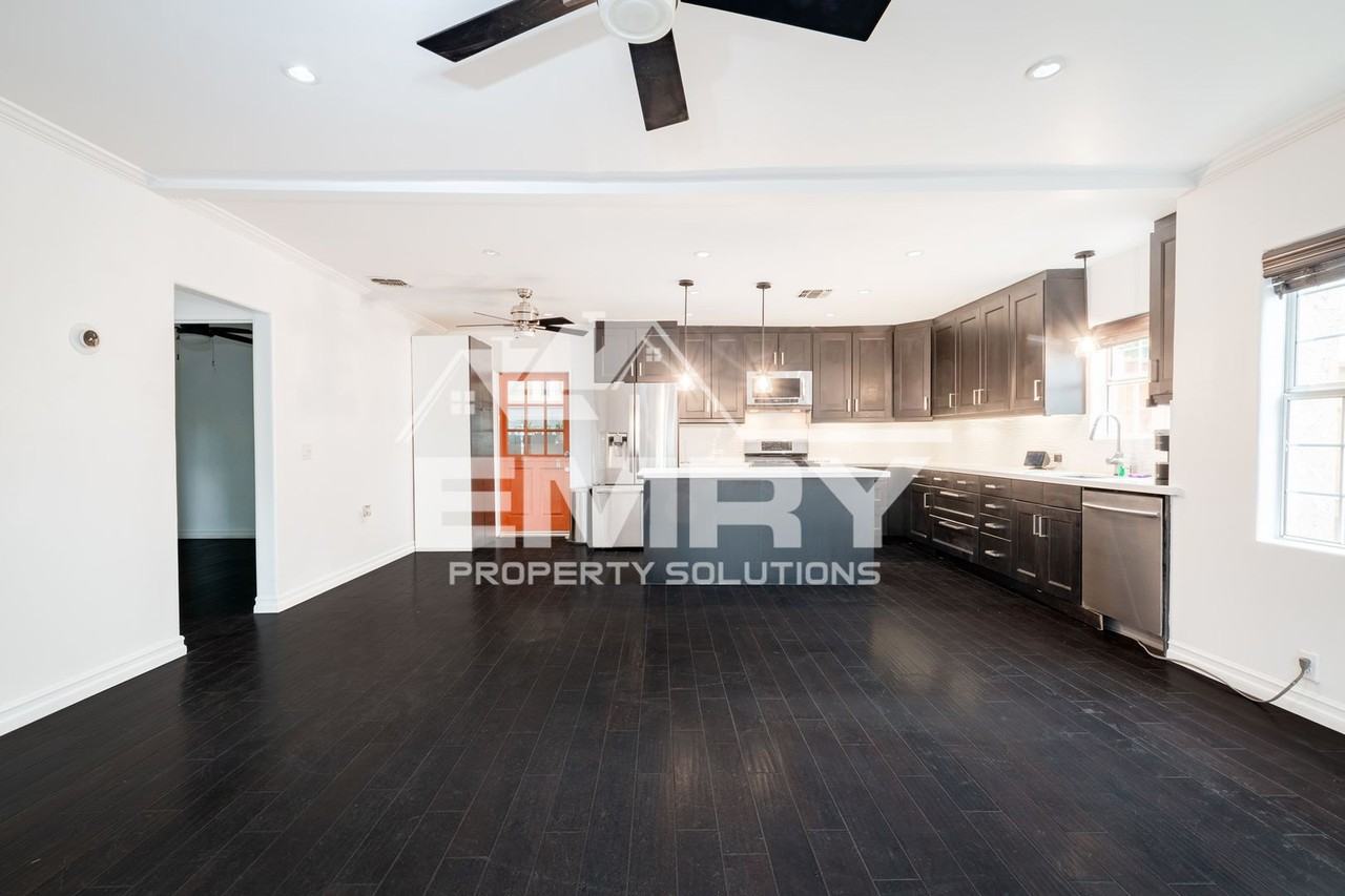 3052 Division St - Photo 2 of 21