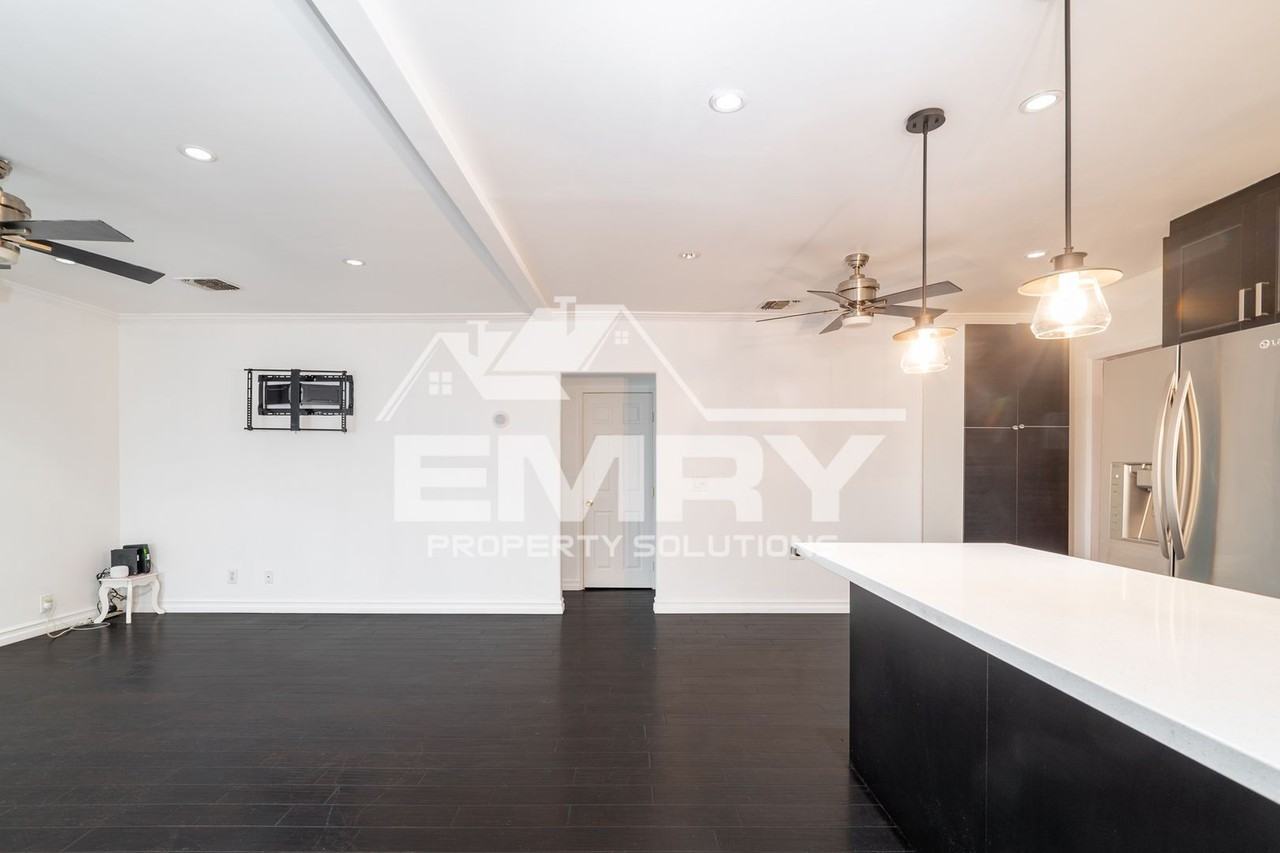 3052 Division St - Photo 3 of 21