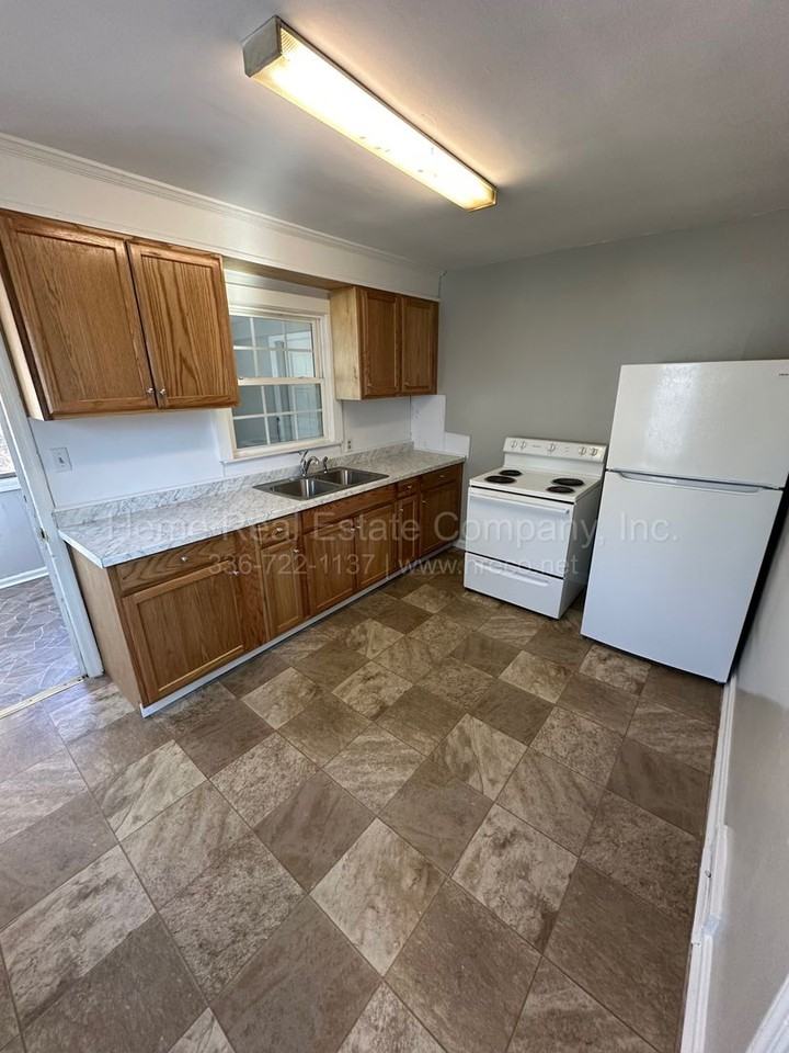 1013 Charles St - Photo 3 of 9