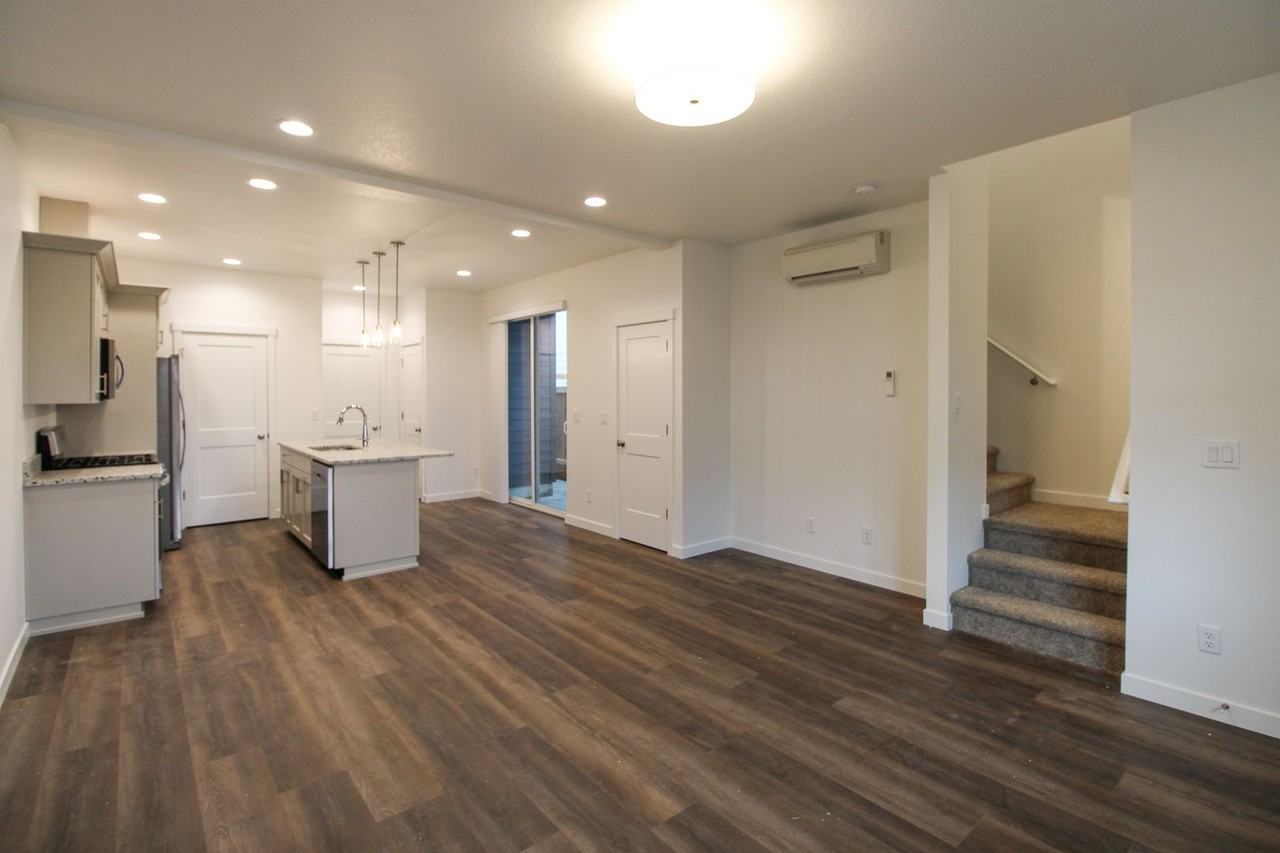 1684 Se Barberry Ave - Photo 4 of 26