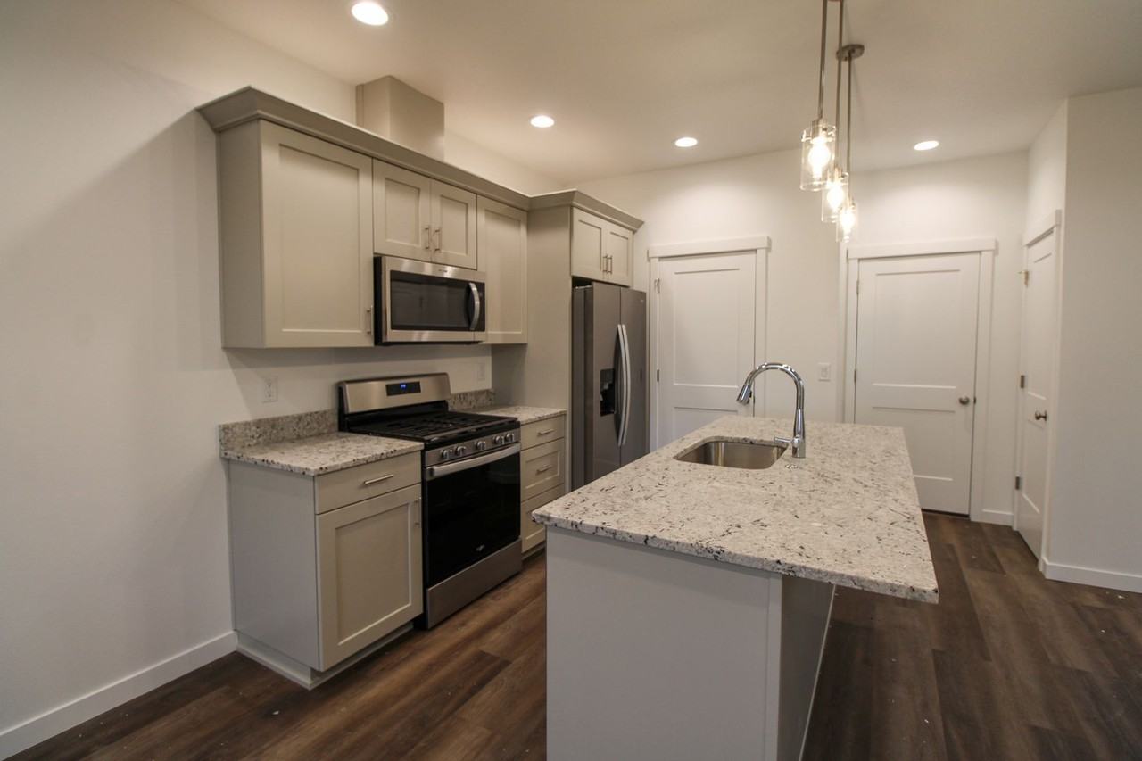 1684 Se Barberry Ave - Photo 5 of 26