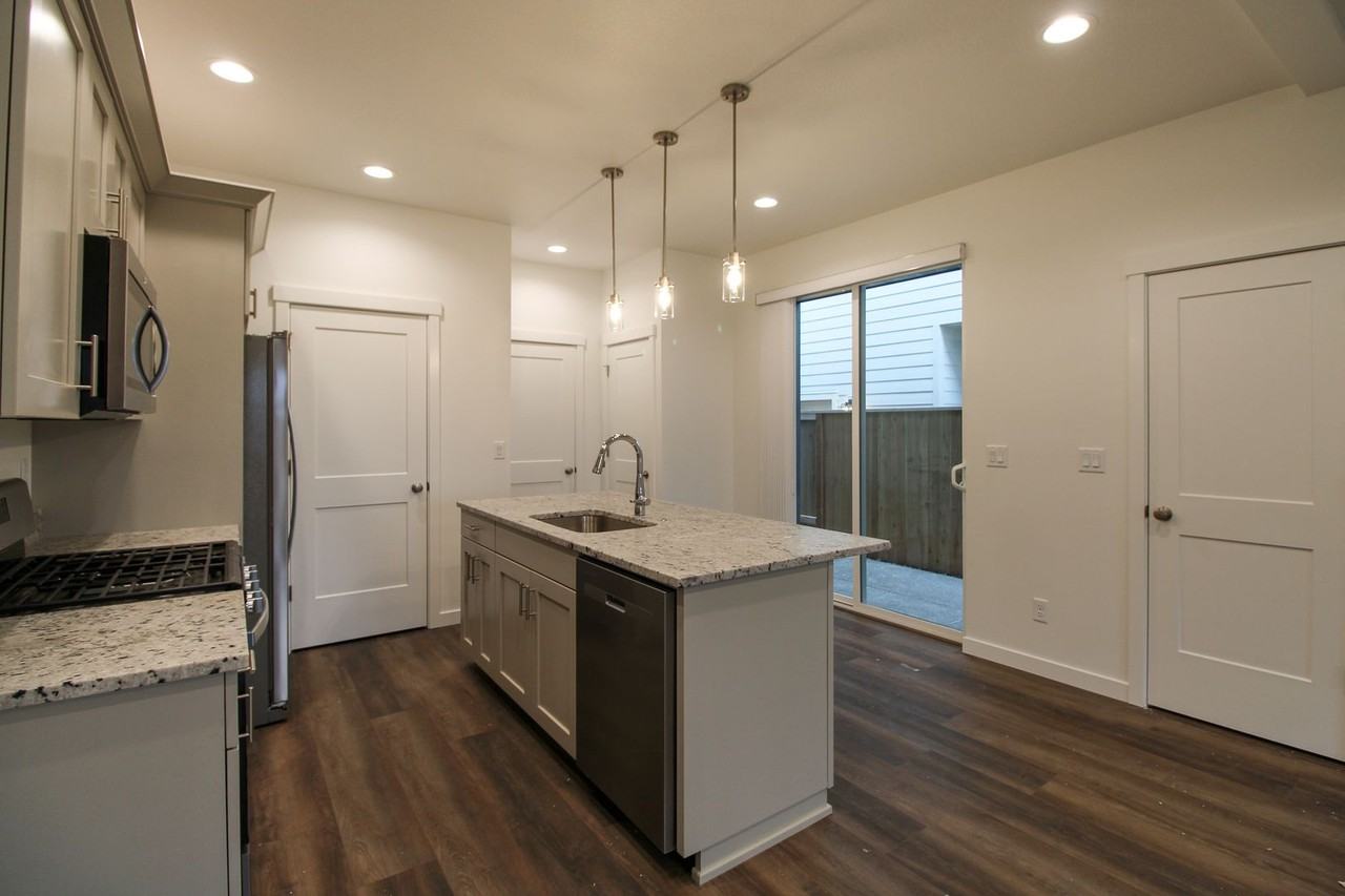 1684 Se Barberry Ave - Photo 6 of 26