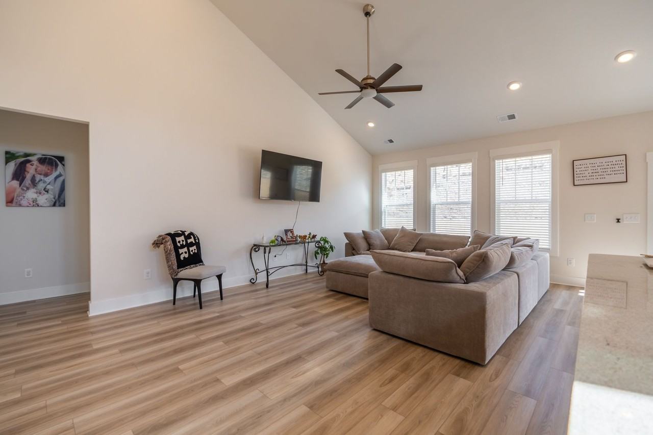 118 Whitman Way - Photo 5 of 34