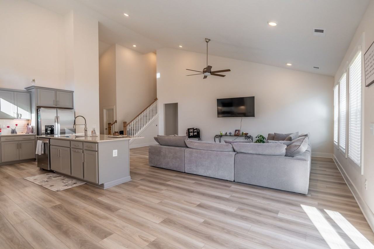 118 Whitman Way - Photo 6 of 34