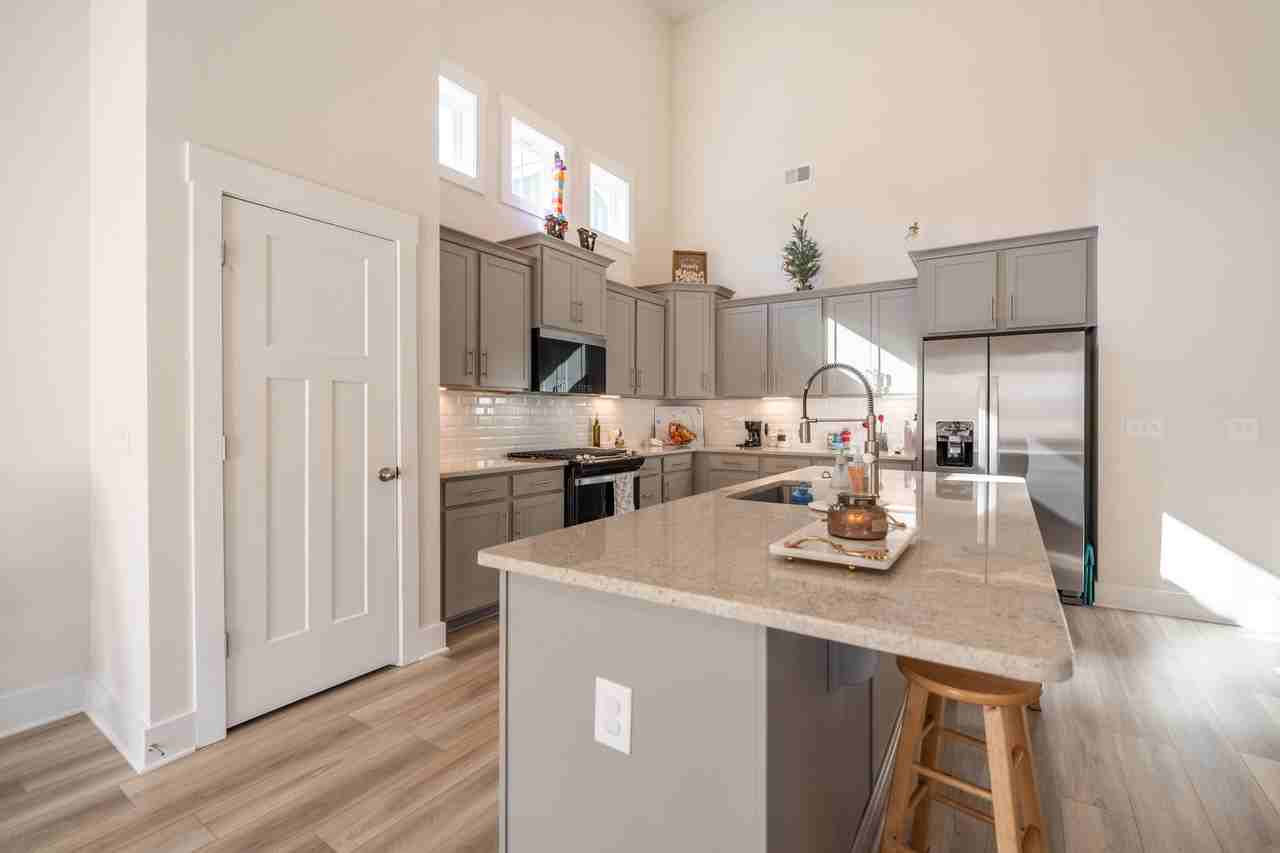 118 Whitman Way - Photo 7 of 34