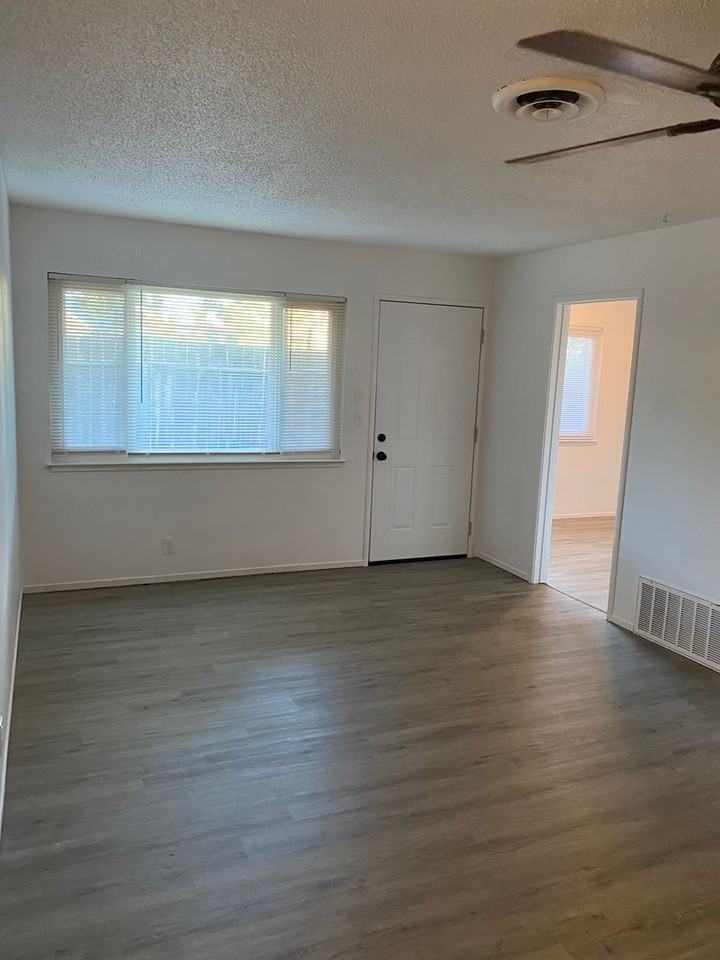 2429 Mariposa Ave - Photo 4 of 16