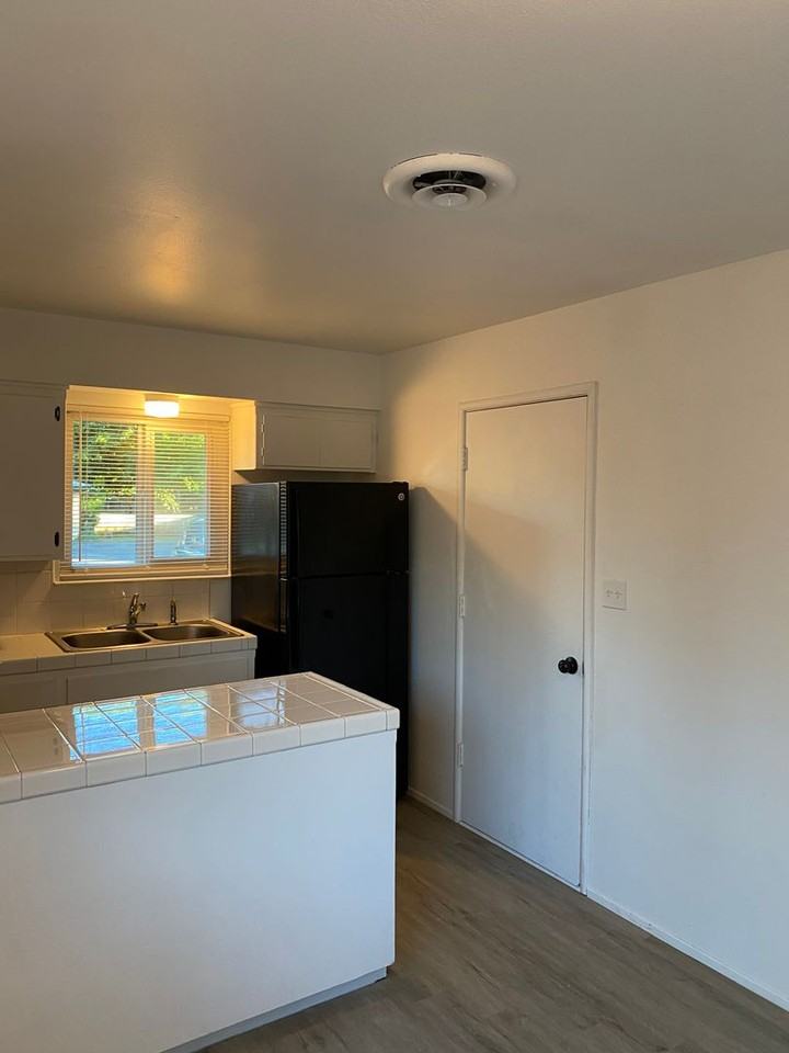 2429 Mariposa Ave - Photo 6 of 16