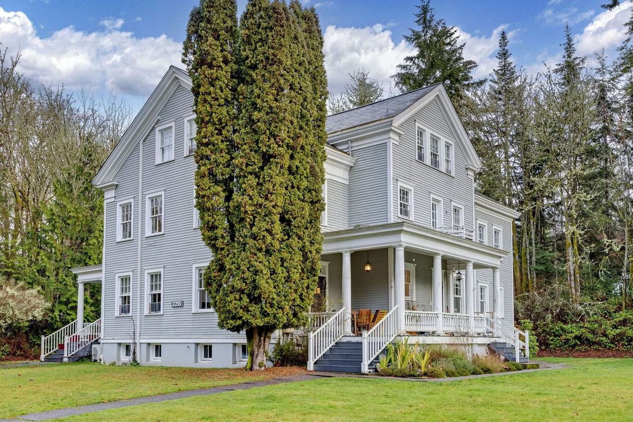 2213 Ne Victorian Ln #D - Photo 2 of 50
