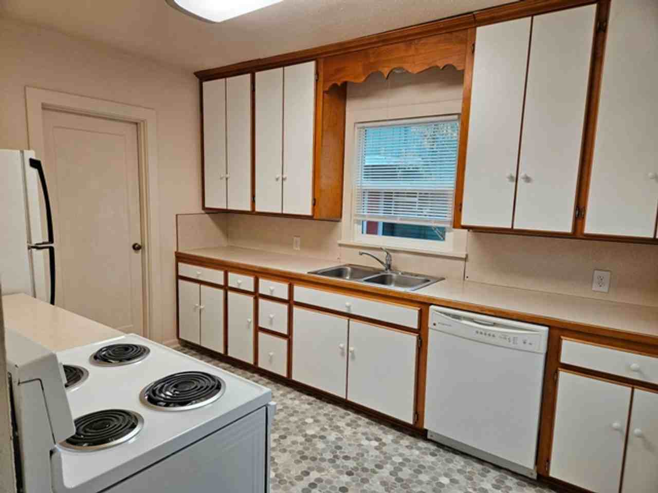 2085 Berry St Se - Photo 3 of 19