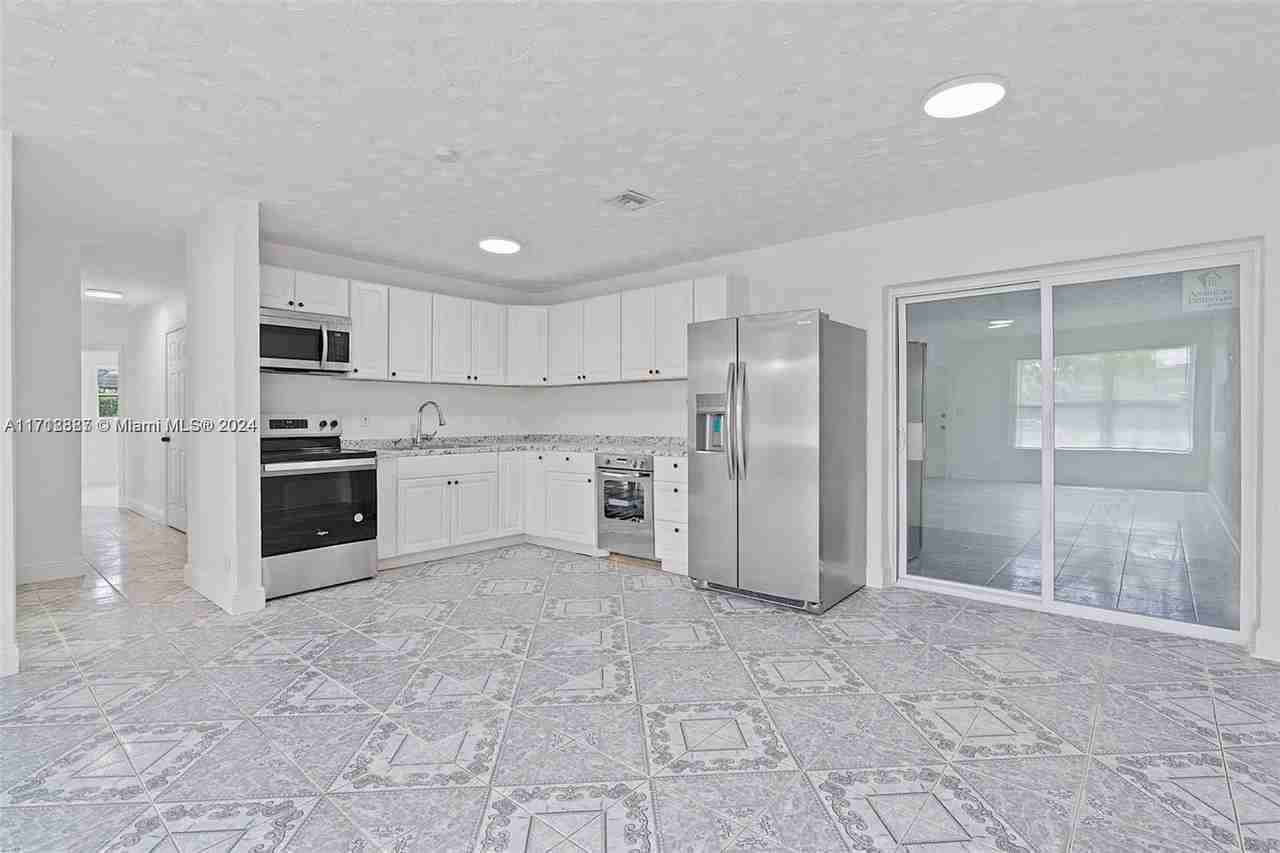 1541 Sw 67th Ave - Photo 2 of 8