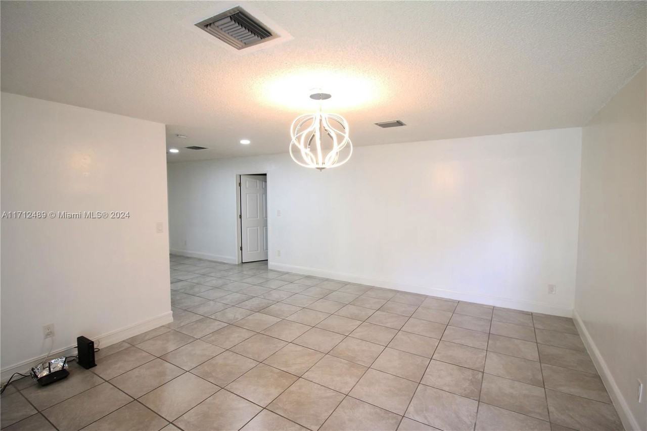 401 Sw 64th Pkwy - Photo 3 of 8