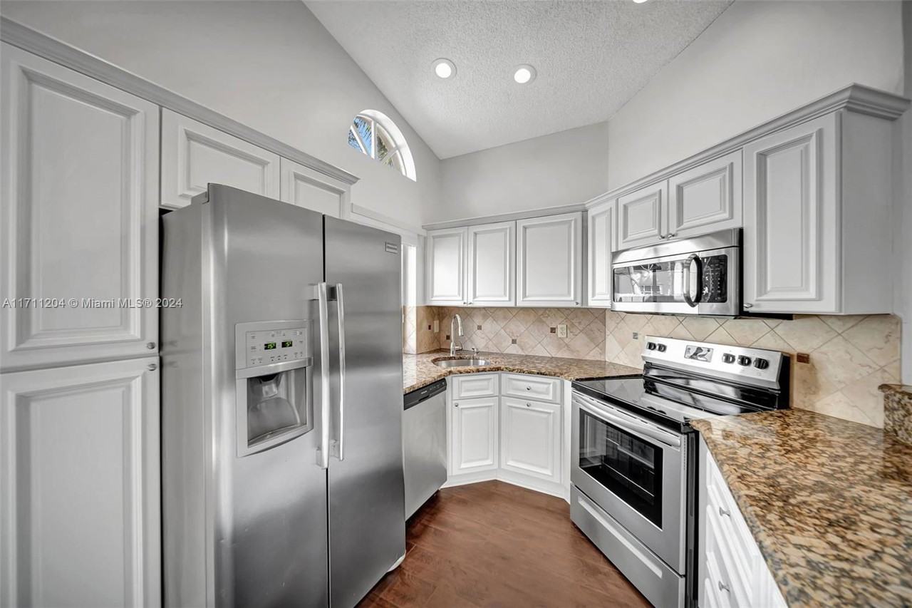 1245 Seagrape Cir - Photo 2 of 8