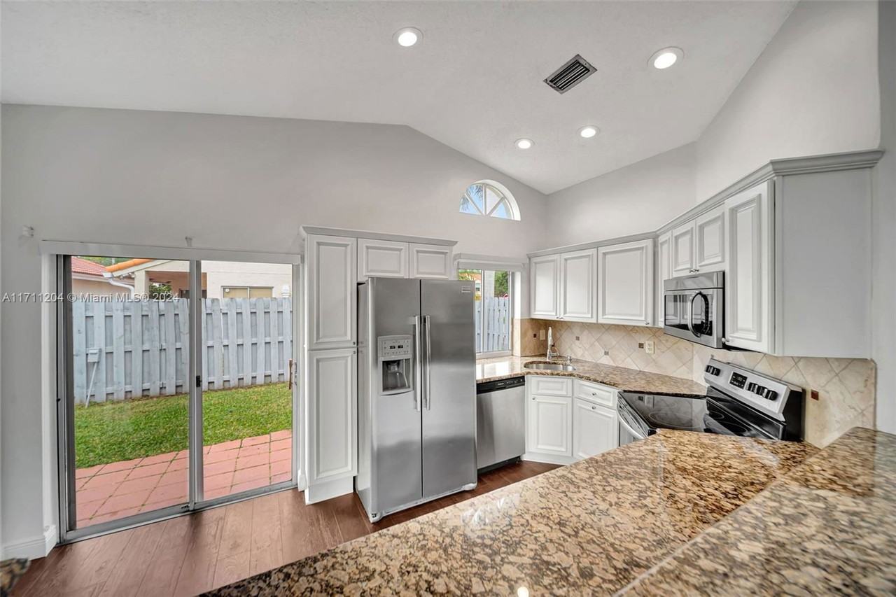 1245 Seagrape Cir - Photo 3 of 8