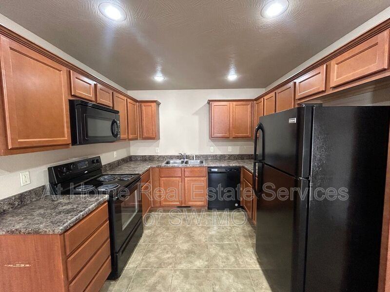 632 S Landen Ave - Photo 2 of 14