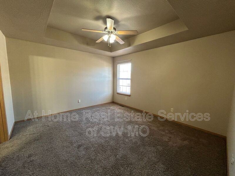 632 S Landen Ave - Photo 5 of 14