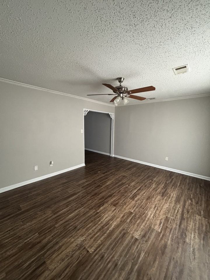 217 N Bailey Blvd - Photo 2 of 17