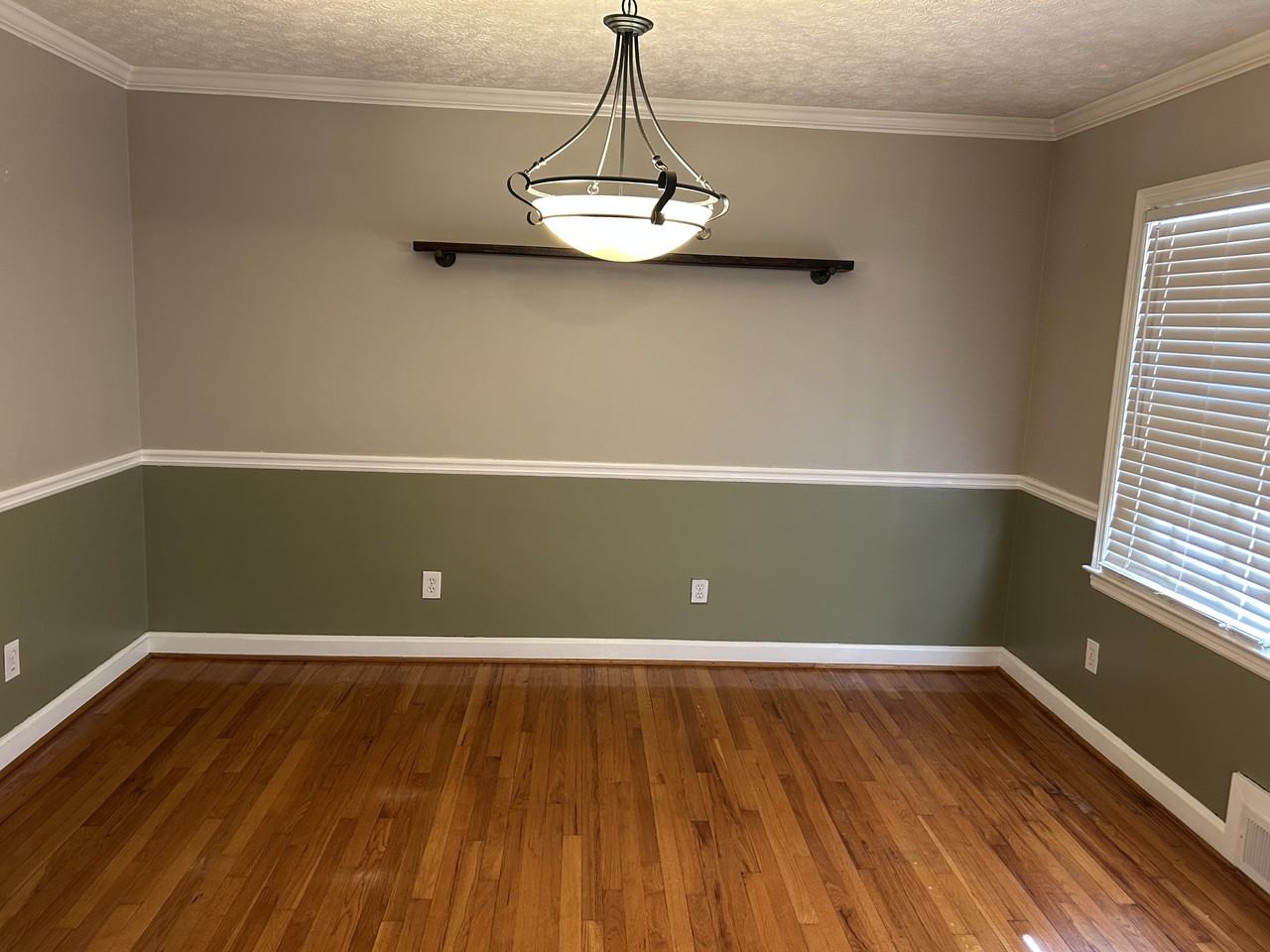 1133 E College St - Photo 3 of 10