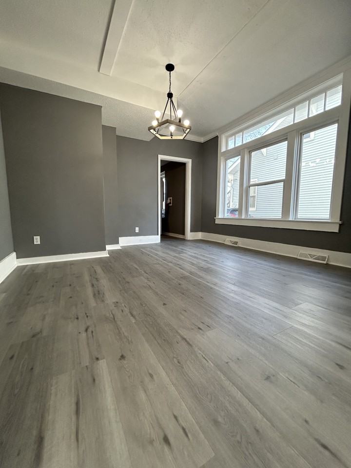 437 Whitelaw Avenue - Photo 2 of 15