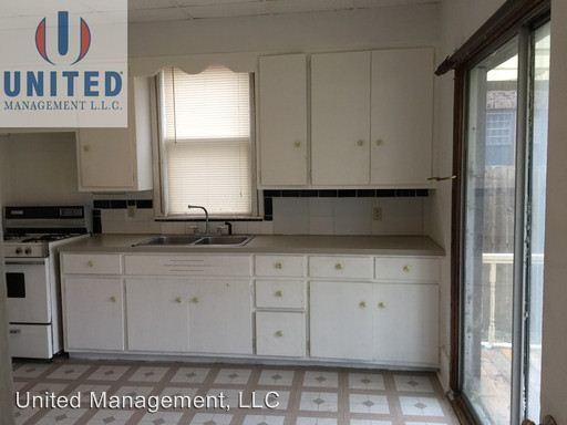 1702 Summit St - Photo 2 of 17