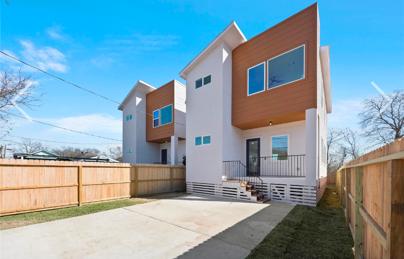 2208 Des Chaumes St - Photo 2 of 14