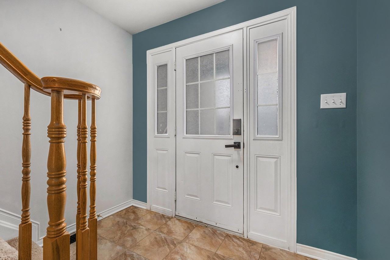 424 Ashbourne Crescent - Photo 2 of 17