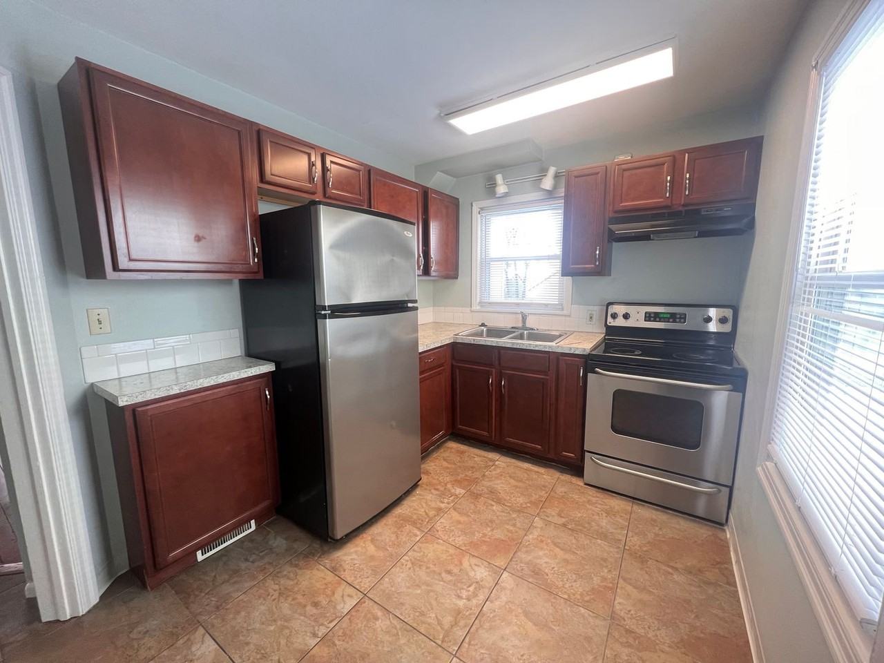 1437 Giddings Ave Se - Photo 3 of 12