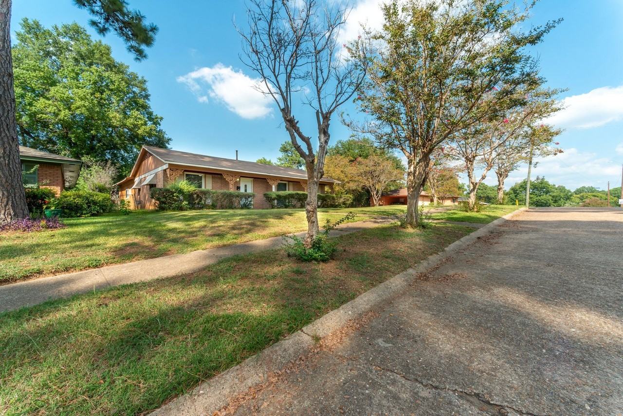3902 Oakcrest Street - Photo 3 of 33