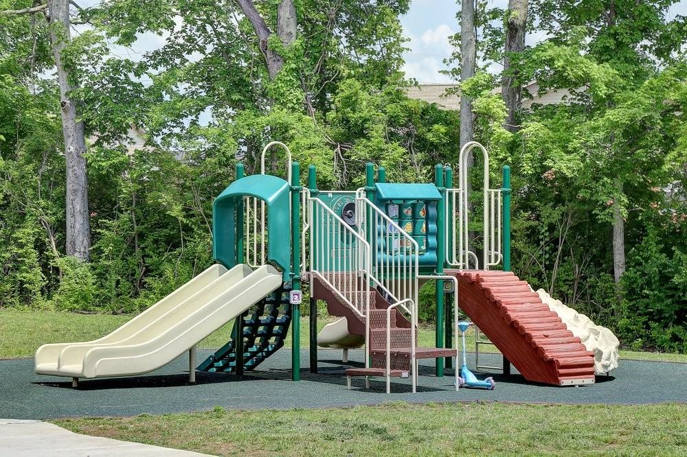 Sumner Gardens Court Apartments - Photo 7 of 26