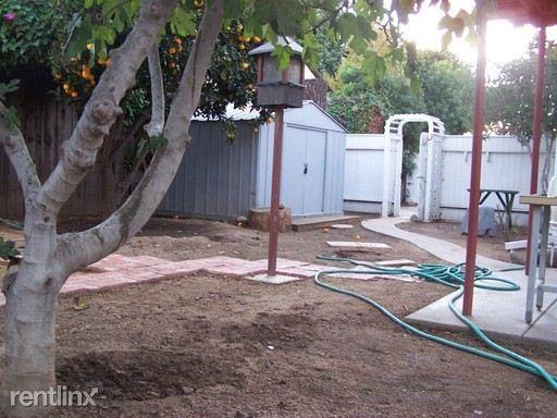 1027 N Olive St - Photo 3 of 9