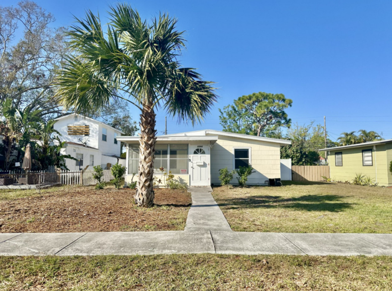 5566 Kelly Dr N - Photo 2 of 43