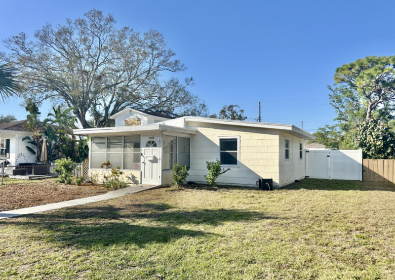 5566 Kelly Dr N - Photo 3 of 43
