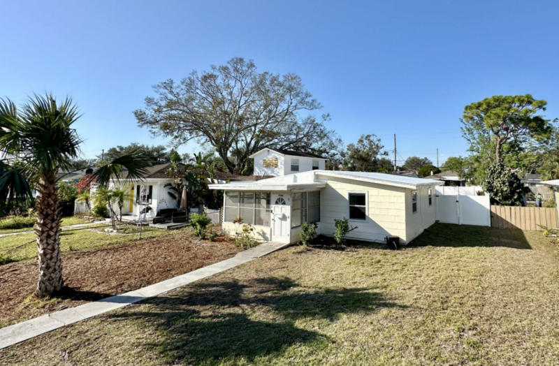5566 Kelly Dr N - Photo 5 of 43