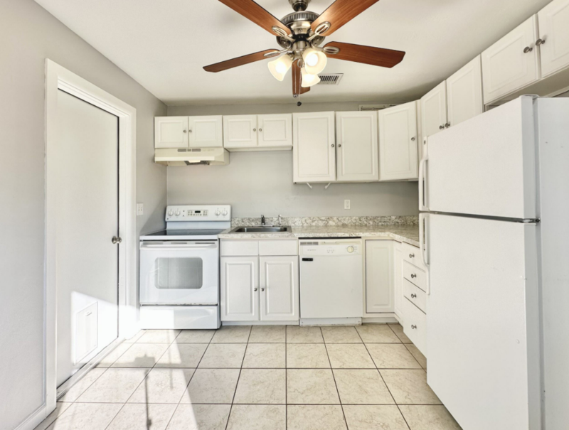 5566 Kelly Dr N - Photo 7 of 43