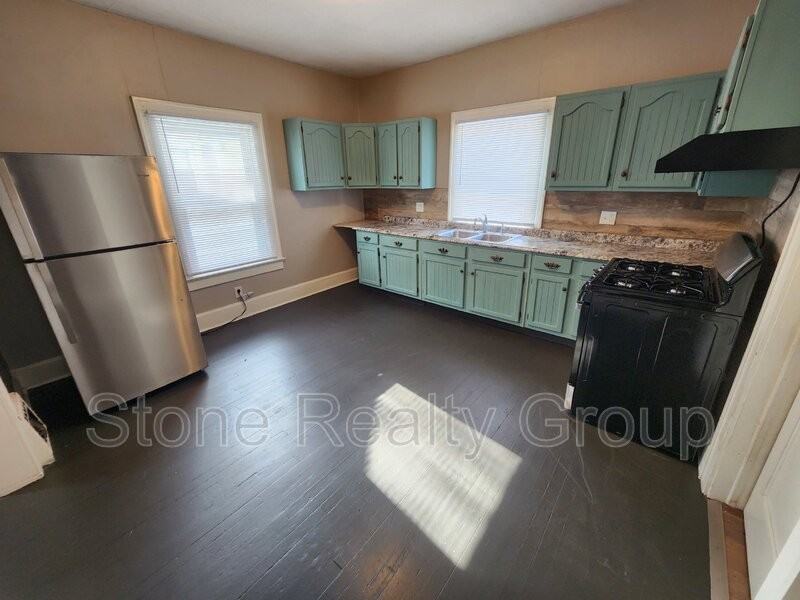 1419 S 11th 1/2 St - Photo 3 of 8