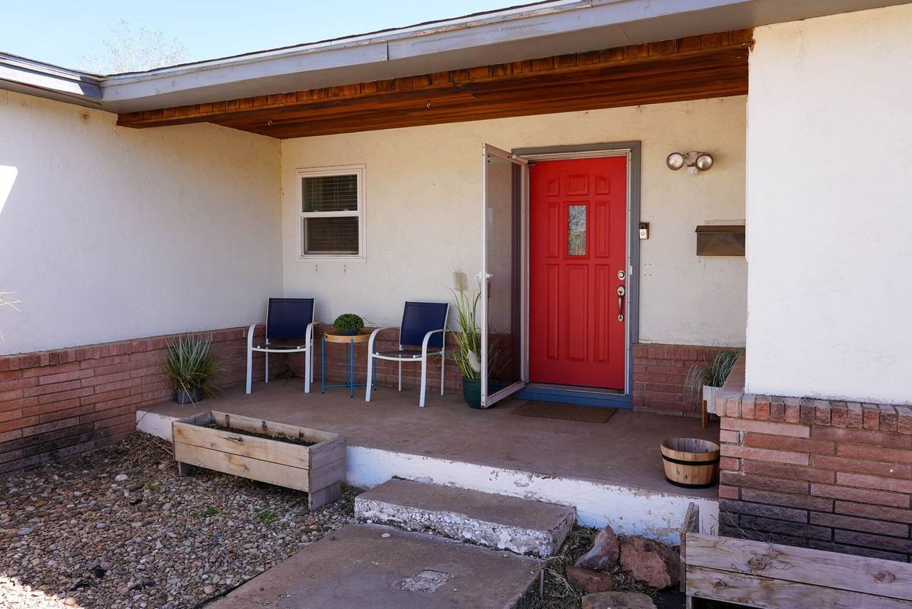 805 W Christopher Dr - Photo 3 of 50