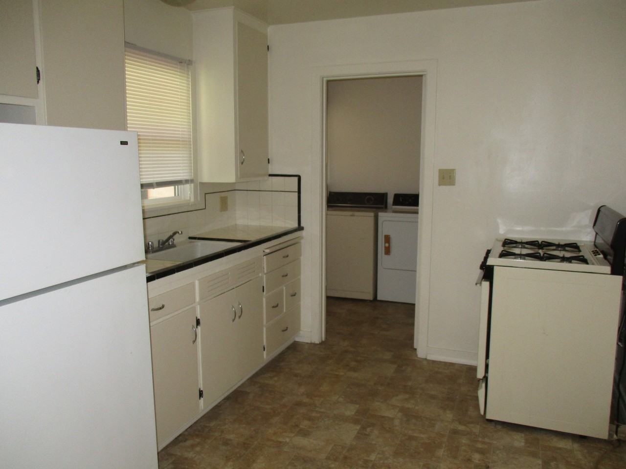 524 W 12th St - Photo 2 of 9