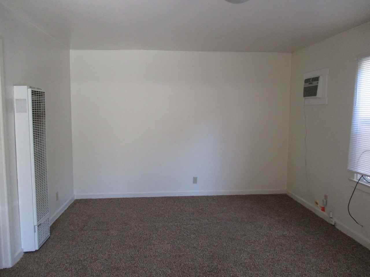 524 W 12th St - Photo 3 of 9