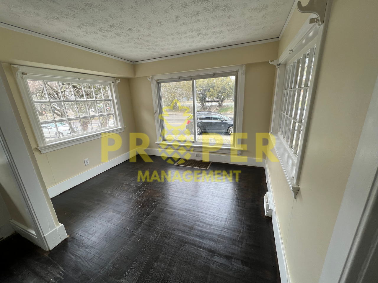 942 Harvard Blvd - Photo 3 of 14