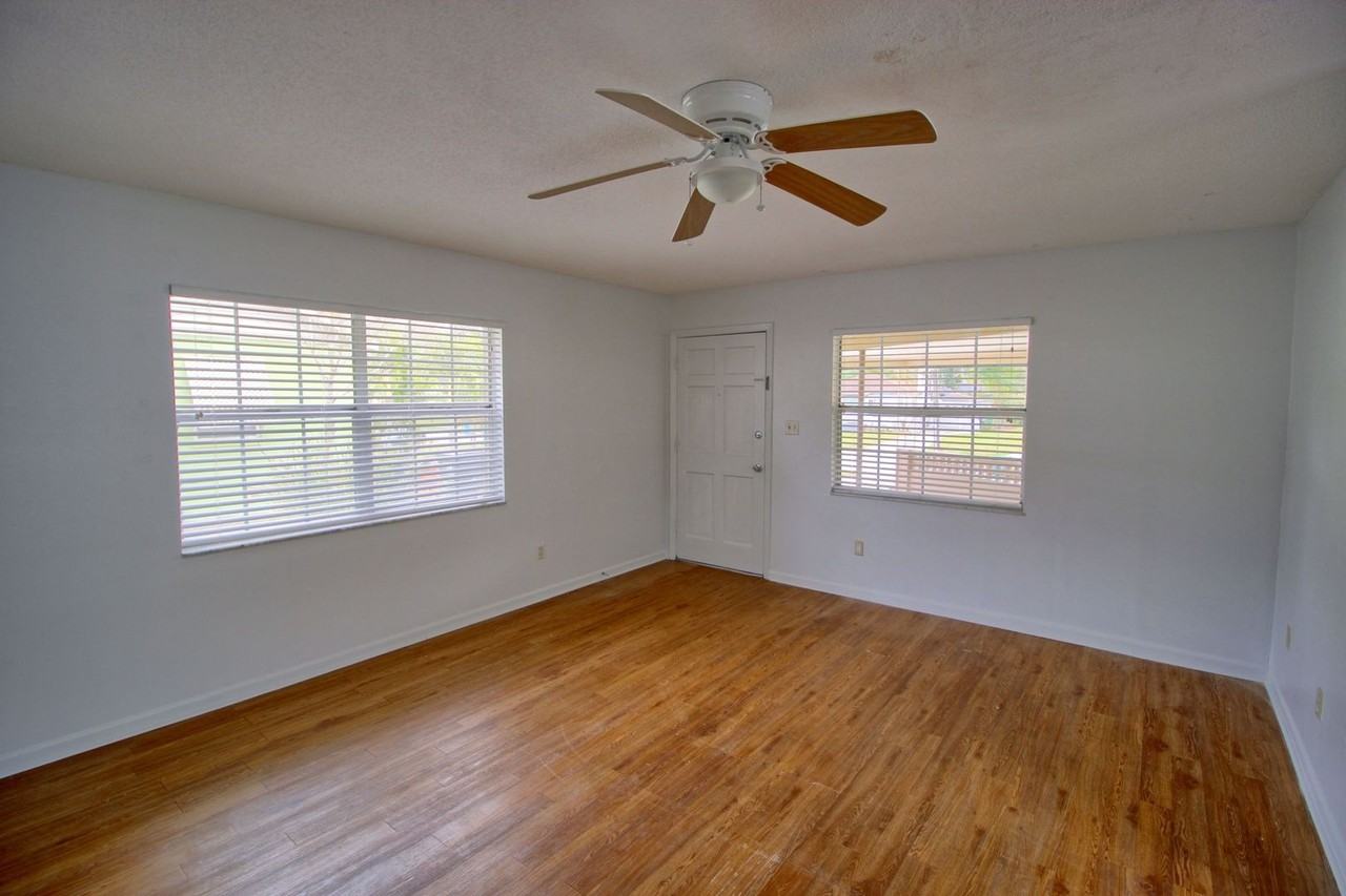 205 E Esther St - Photo 4 of 12