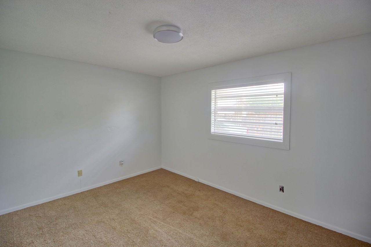 205 E Esther St - Photo 7 of 12