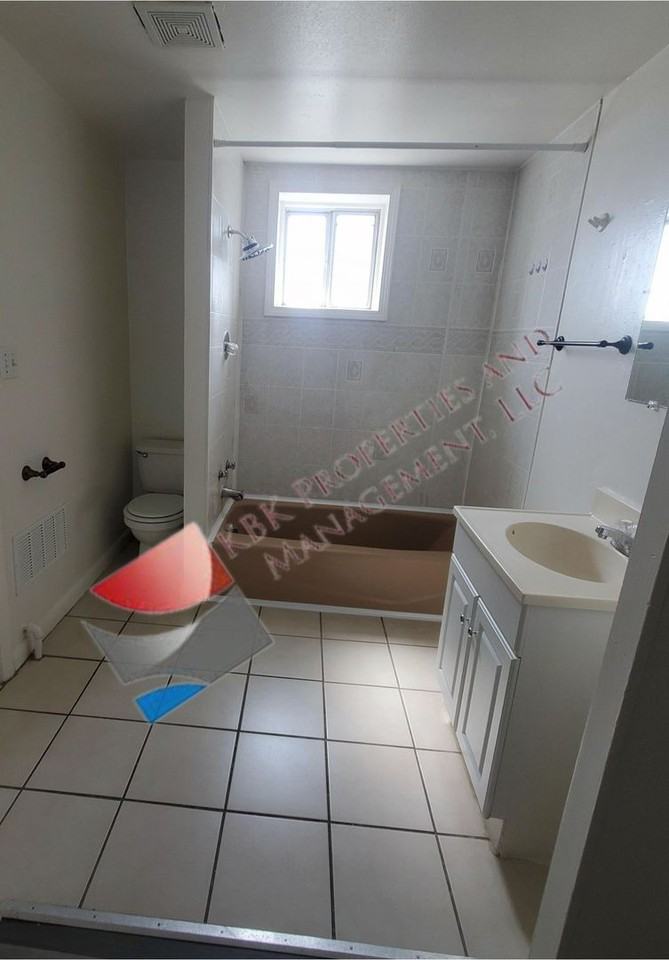 1705 W 8th St - Photo 2 of 14