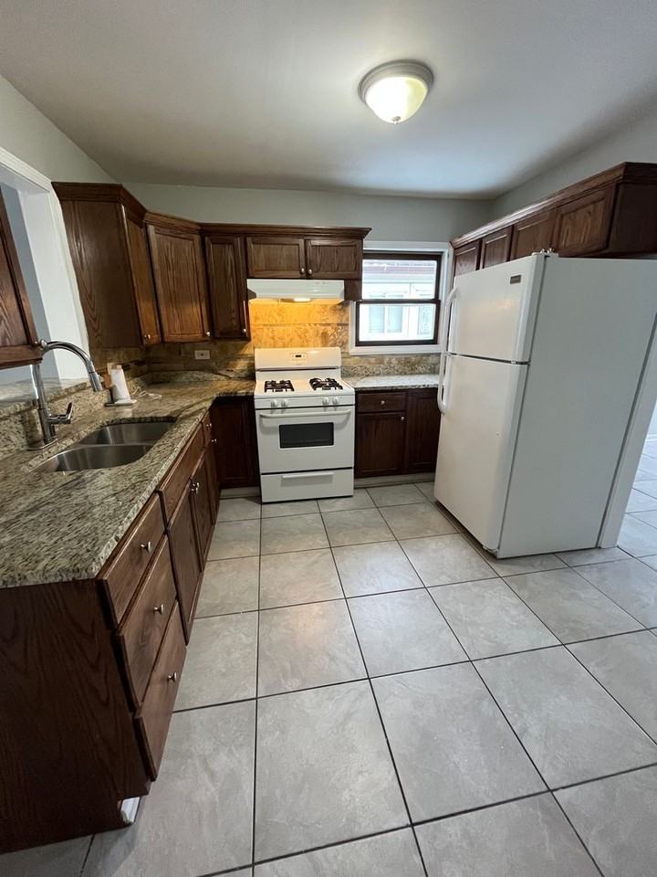 17036 Lorenz Ave - Photo 3 of 12