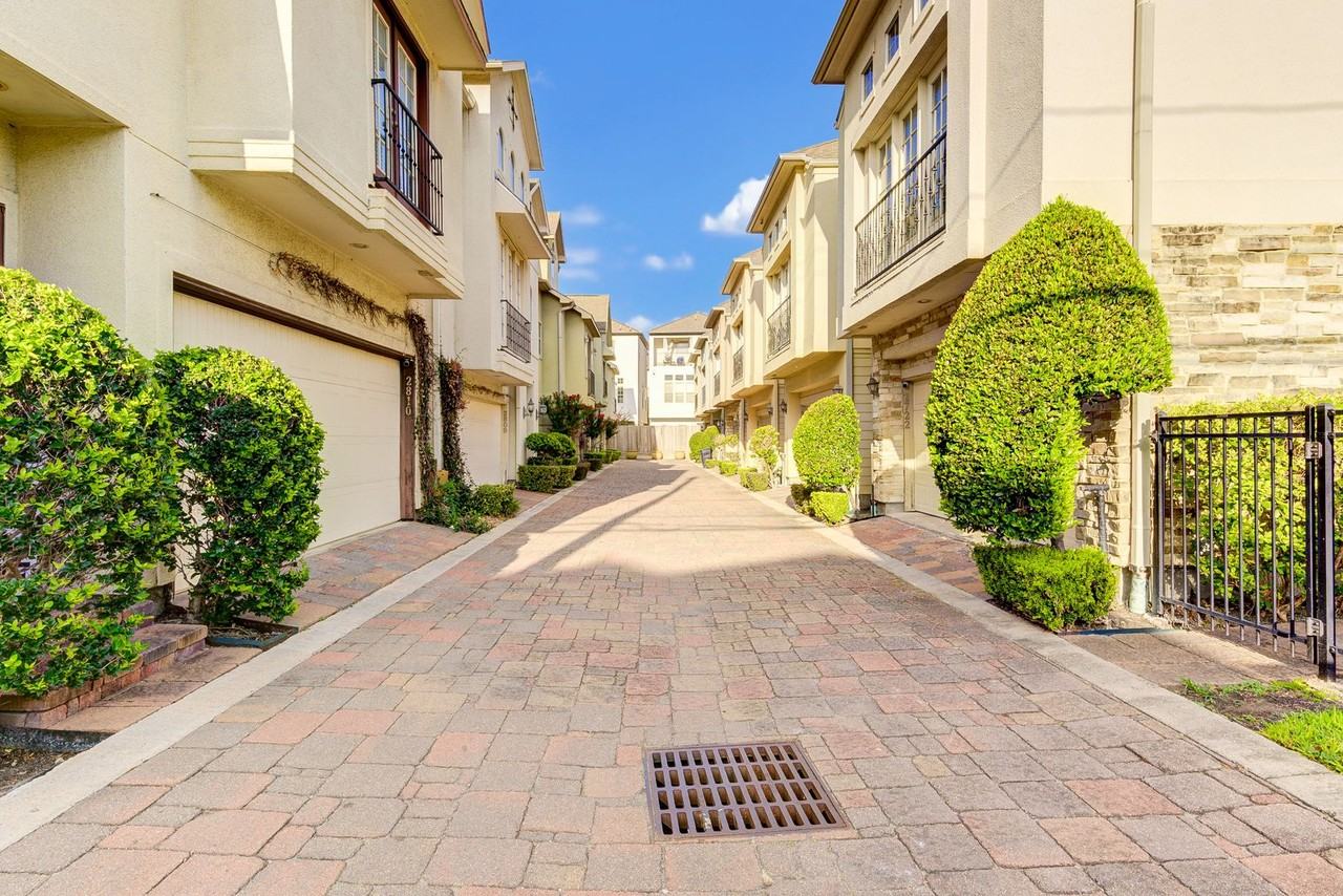 2724 Sherwin St - Photo 3 of 24