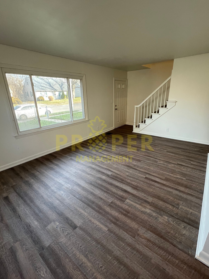 4050 Larkspur Dr - Photo 3 of 10