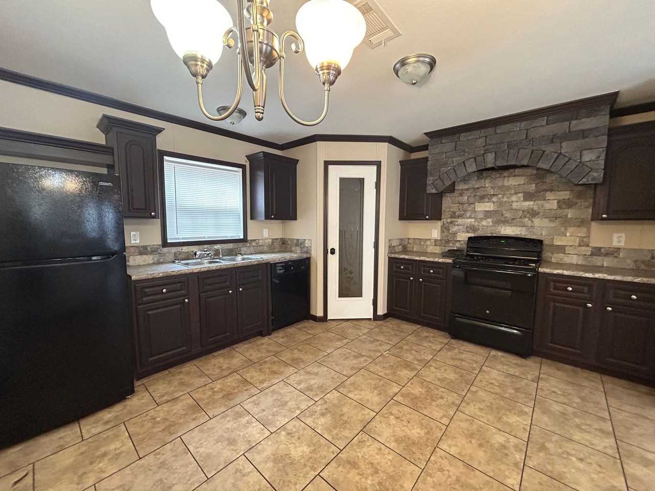 12890 Nw 80th Ave - Photo 4 of 48