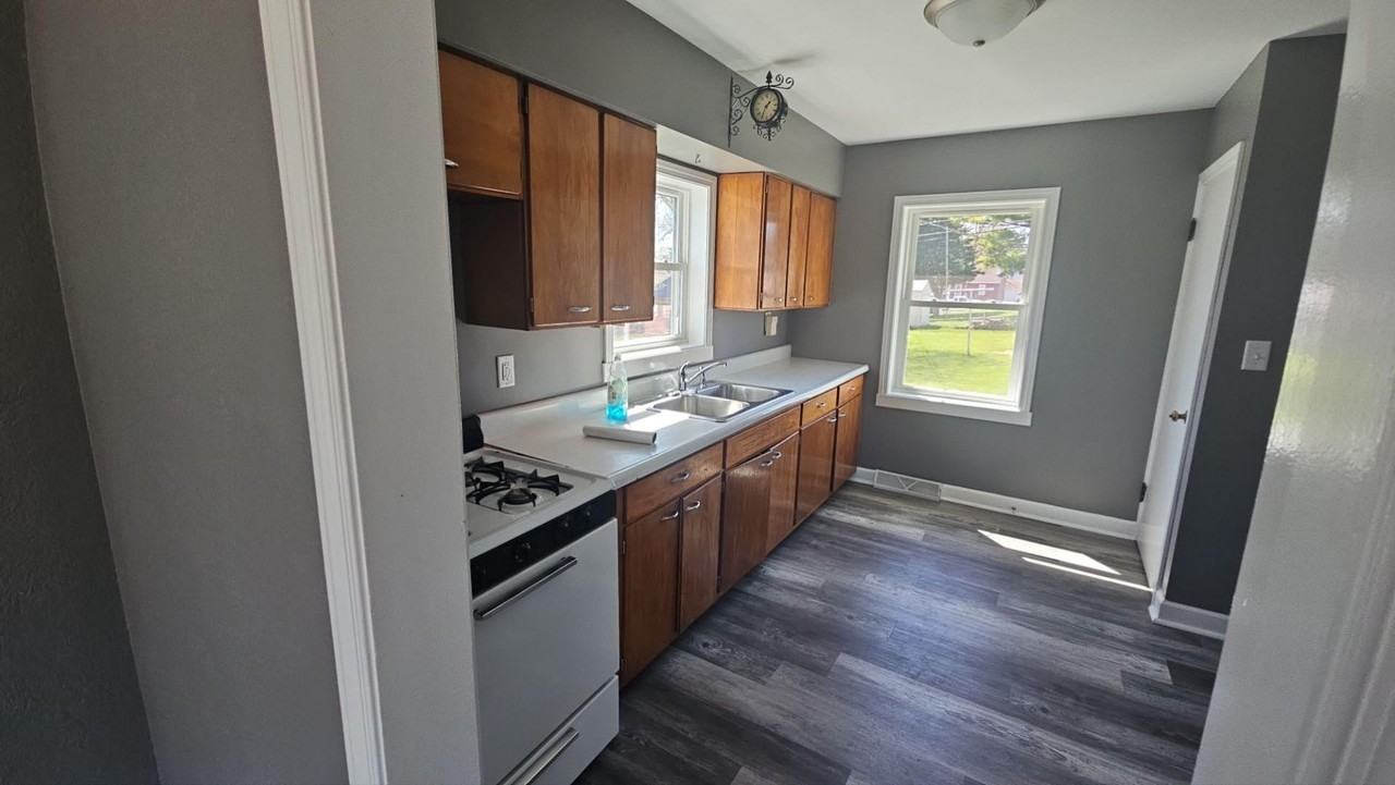 297 Algonquin St - Photo 5 of 14