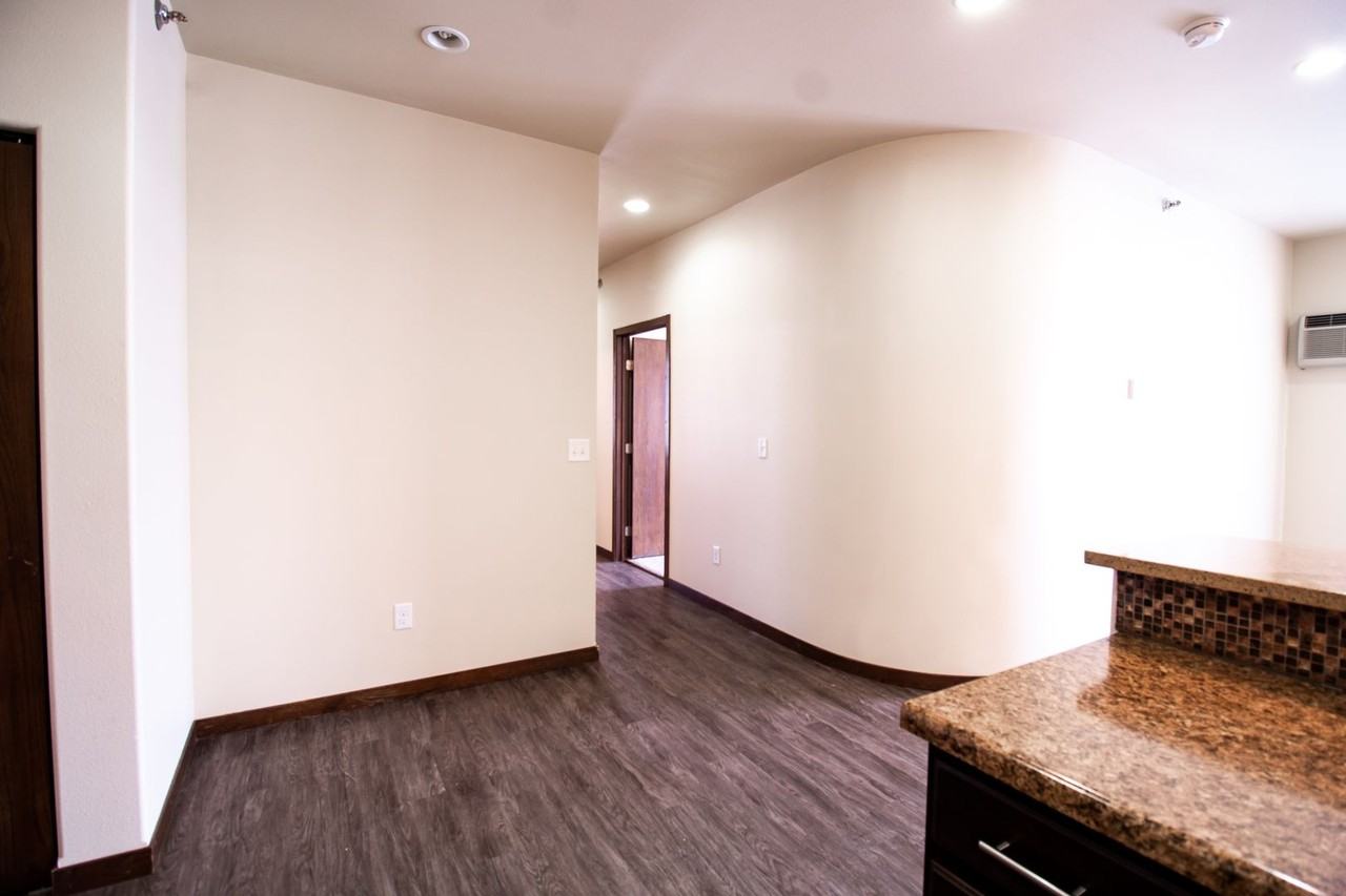 The Metropolitan - Photo 5 of 50