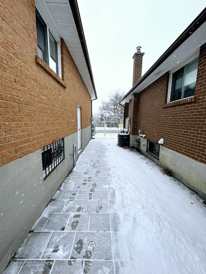 334 Centre Street North - Photo 2 of 20