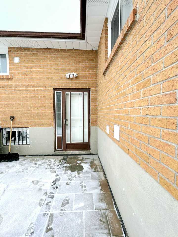 334 Centre Street North - Photo 3 of 20